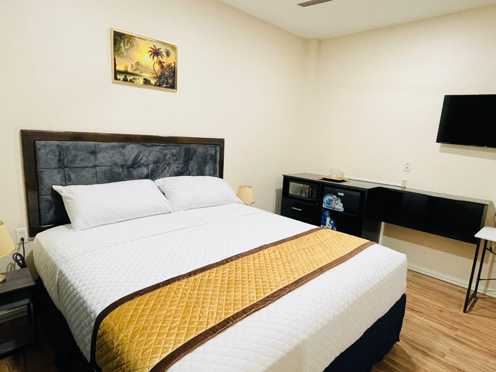 Luxury Queen Room
